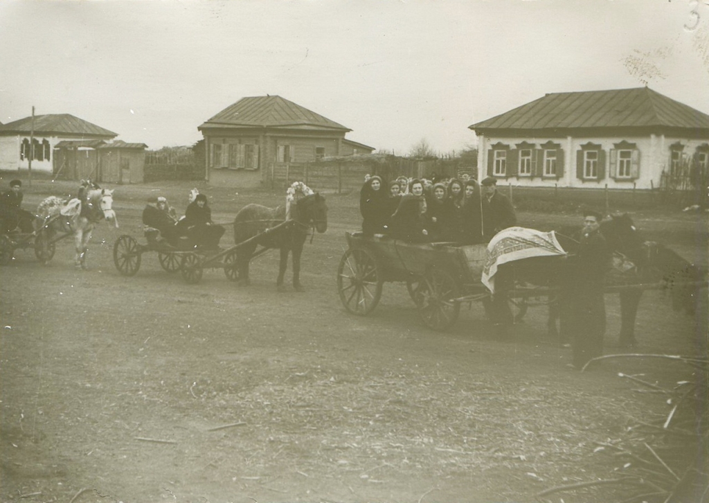 Свадебный поезд на улице Красноармейской с. Кинель-Черкассы. 1932 г.