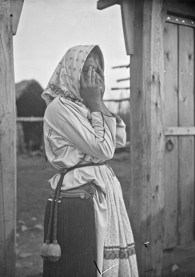 Девушка стесняется фотографироваться