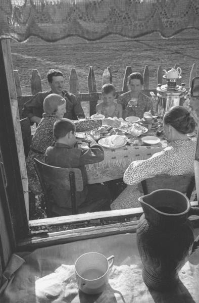 Завтрак в семье колхозника (через окно)
