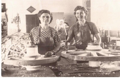 Женщины за станками, обрабатывающие колеса для обоза.: фотография 1