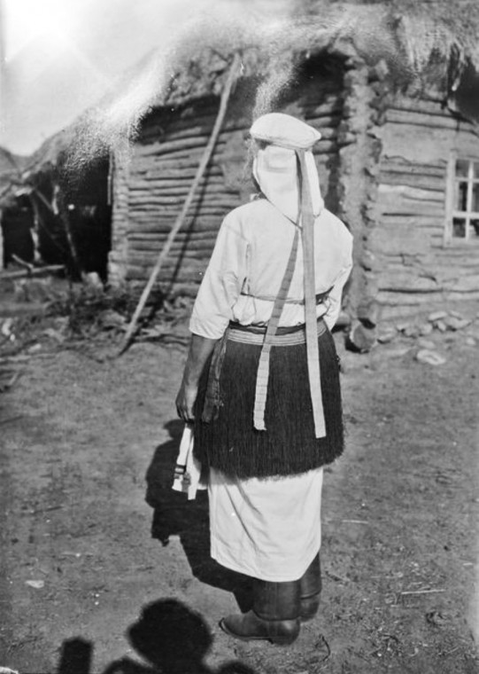 Бруслан. Мордвинка в национальном костюме (вид сзади)
