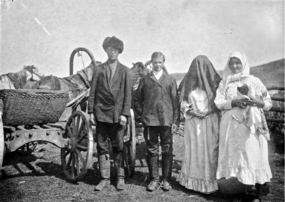 Середневка. Свадебные гости перед посещением церкви