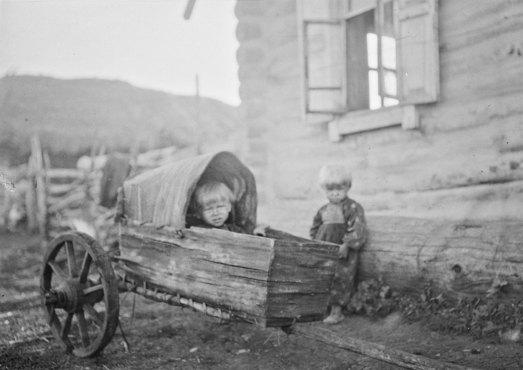 Ребёнок в маленькой тележке-&laquo;крандаски&raquo;