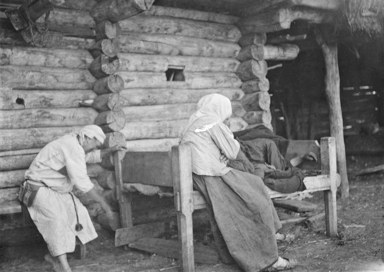 Жена плачет, провожая мужа на войну
