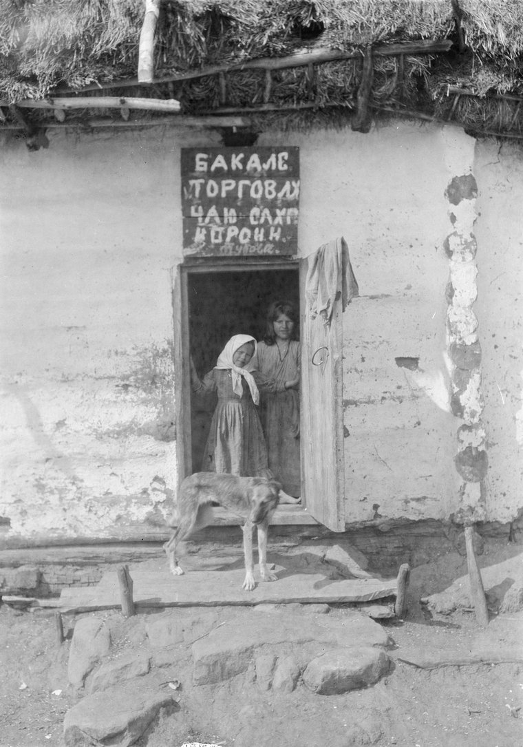 Перед торговой лавкой