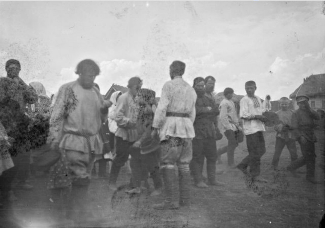 Мобилизованные мужчины проходят через село