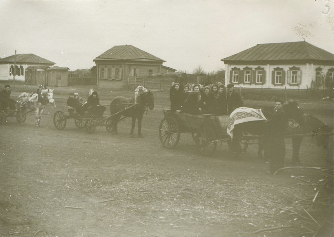 Свадебный поезд на улице Красноармейской с. Кинель-Черкассы. 1932 г.