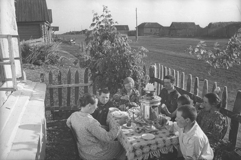 Семья Марина за завтраком в садике у своего дома