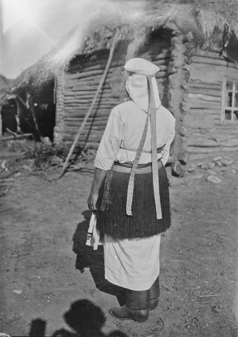 Женщина (Иванов Лёса) в мордовском костюме